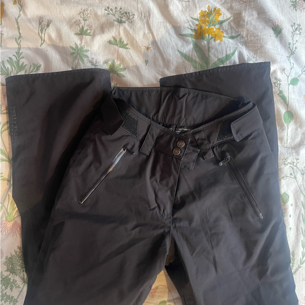 Women’s extra small Helly Hansen regular length ski pants.